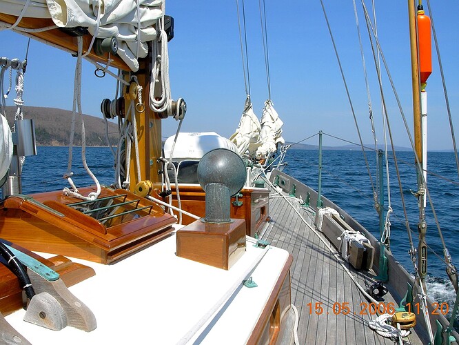 Iolaire_exterior_motoring_foredeck2